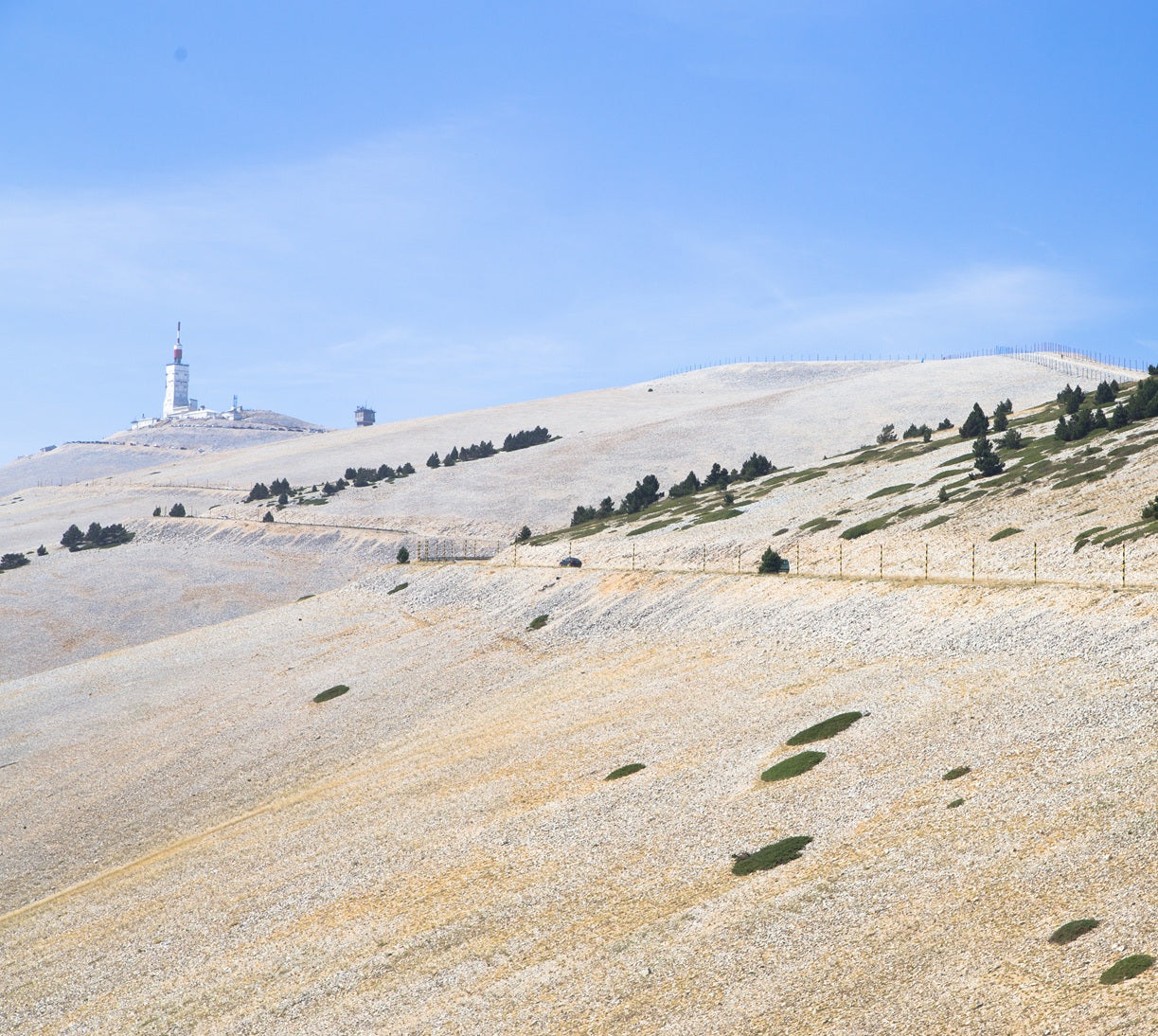 Mont Ventoux à vélo avec paysage lunaire au sommet