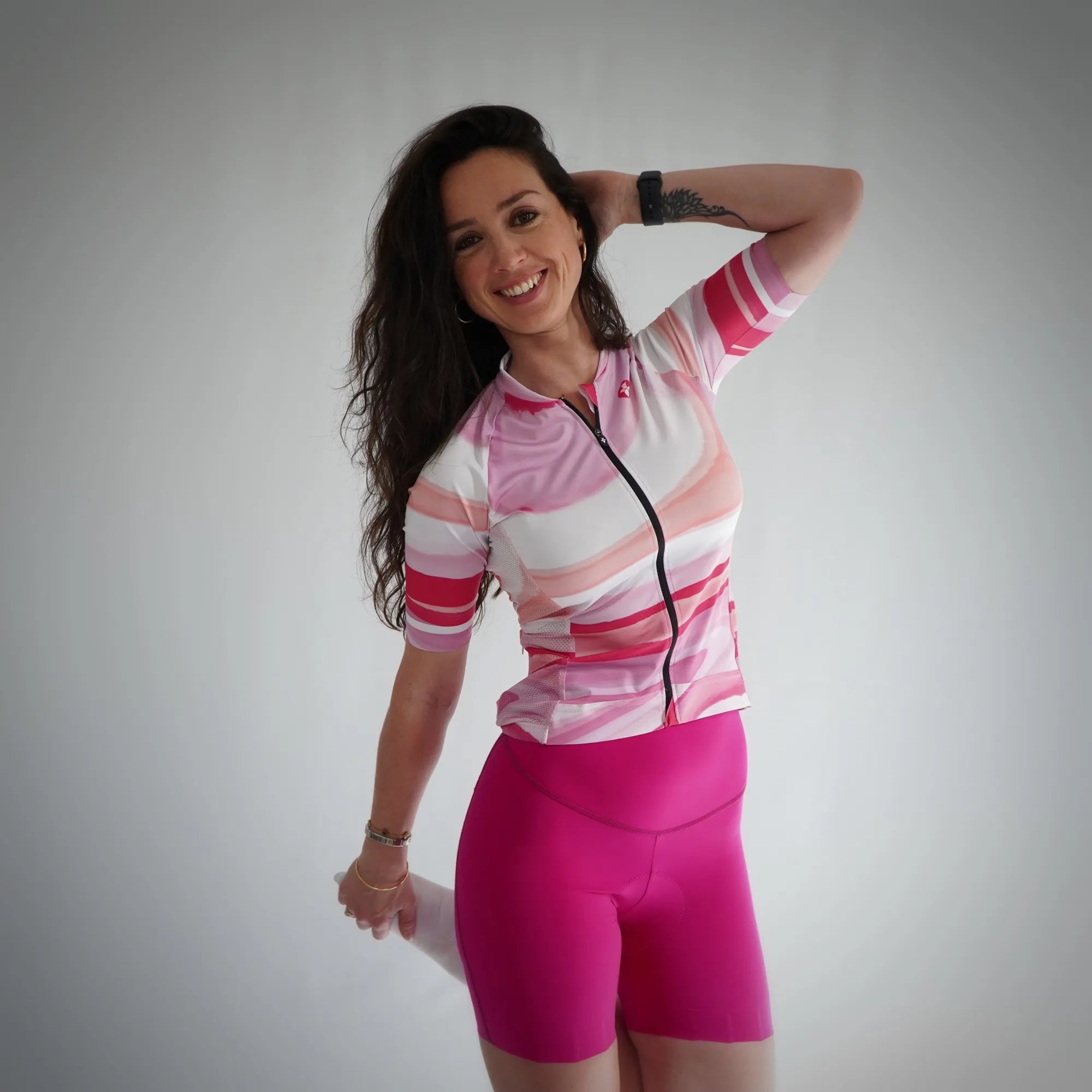 Tenue vélo femme Roska Marble maillot rose et cuissard assorti