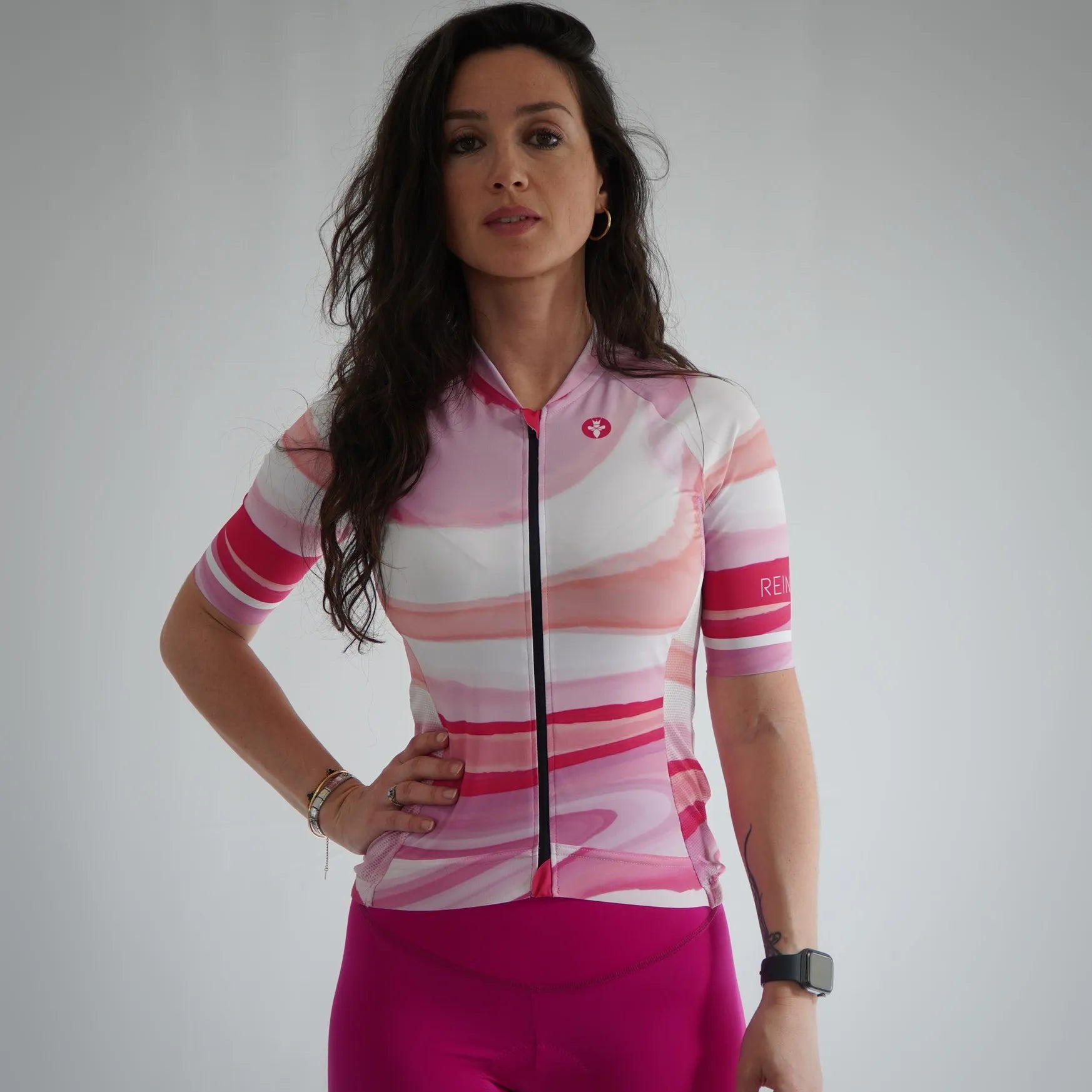 Maillot vélo femme rose Roska Marble vue face porté avec cuissard rose