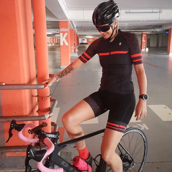 tenue de vélo femme noir et rouge