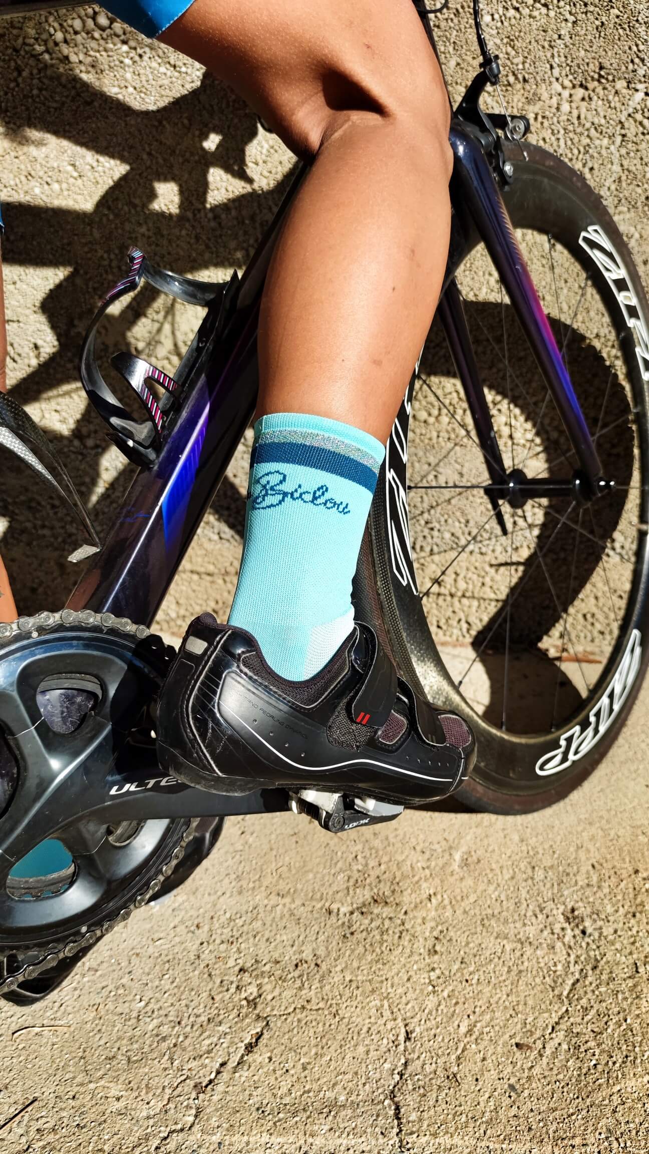 voici les Chaussettes vélo femme Turquesa bleu clair de la marque REINES