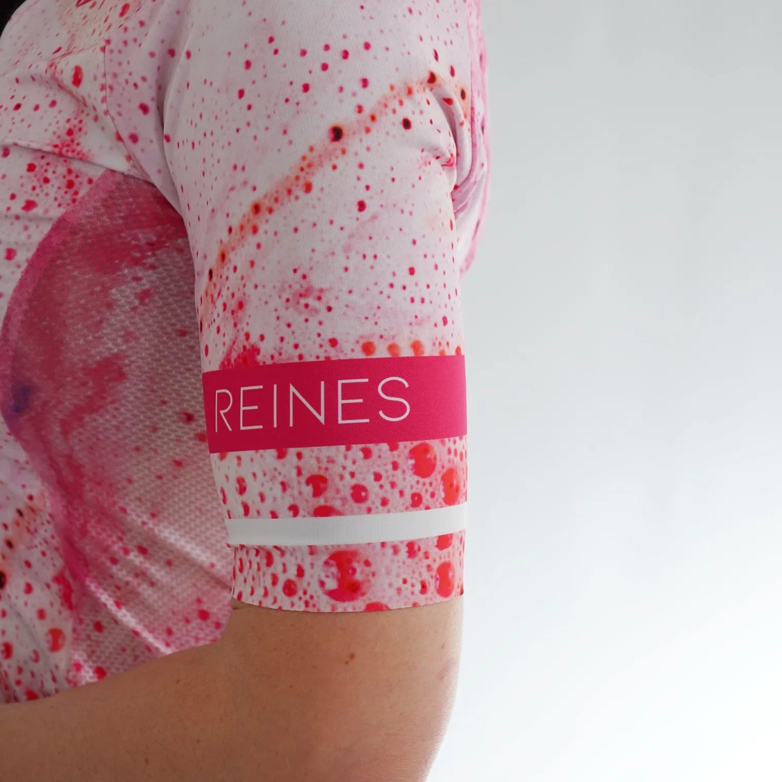 Détail manche maillot vélo femme rose tissu technique respirant