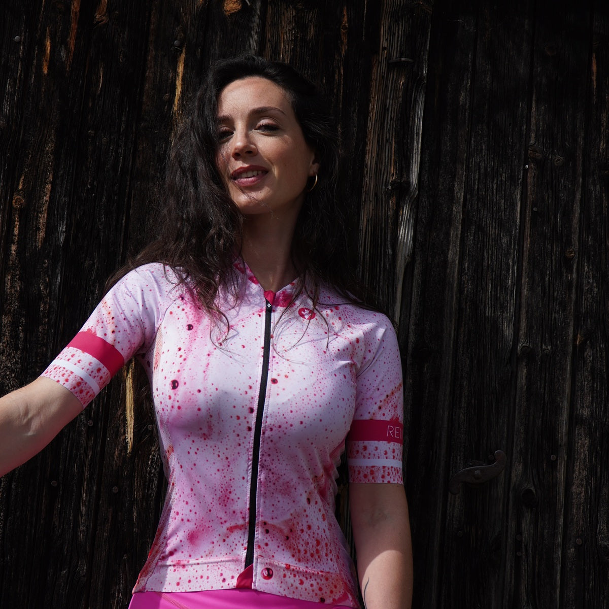 Détail maillot tenue vélo femme Roska Bubble rose made in France