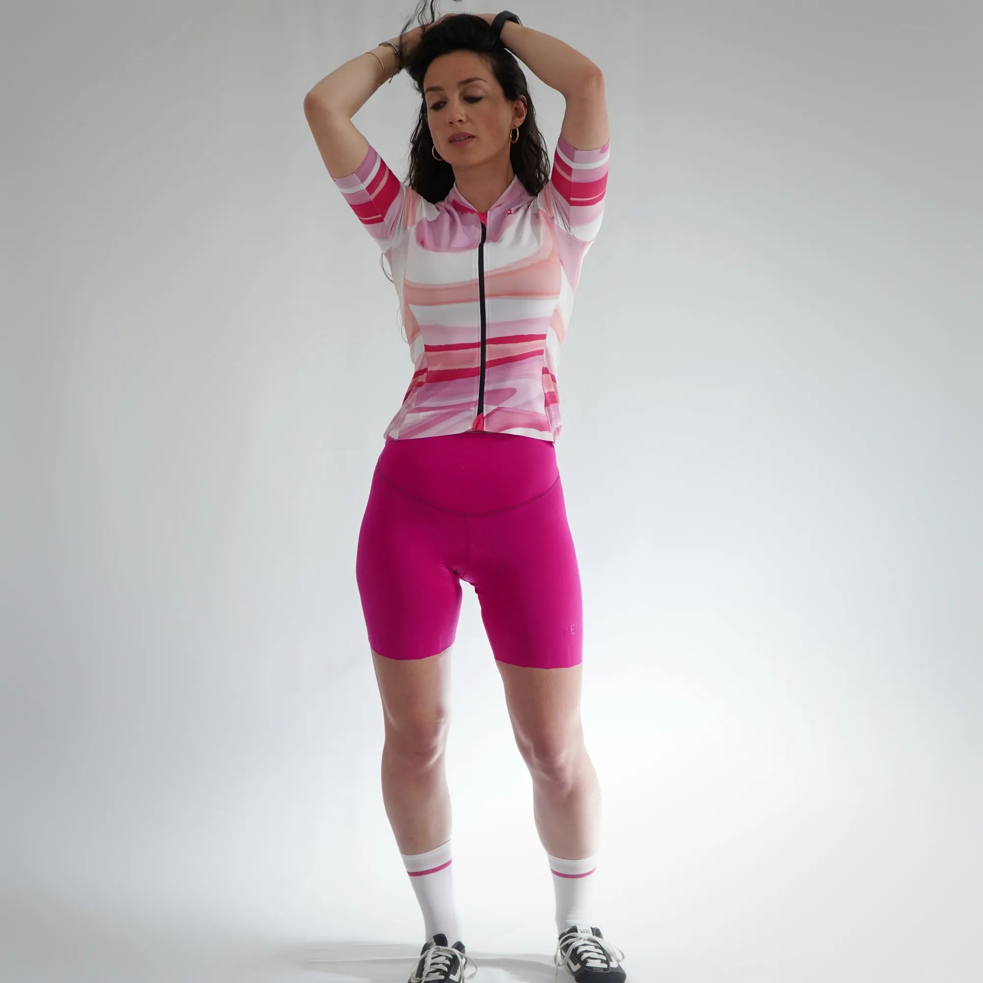 Tenue vélo femme Roska Marble maillot rose et cuissard assorti